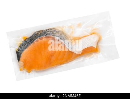 Stack di salmone fresco, singolo pezzo di salmone fresco in sacchetto di plastica sottovuoto sigillo, immagine vista dall'alto, bistecca di salmone fresco isolato su sfondo bianco. PA di ritaglio Foto Stock