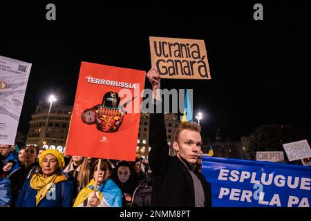 Barcellona, Spagna. 24th Feb, 2023. Durante la dimostrazione si vedono dei manifestanti che tengono dei cartelli. Centinaia di persone hanno manifestato nel centro di Barcellona in solidarietà con il popolo ucraino un anno dopo l'invasione russa. (Foto di Paco Freire/SOPA Images/Sipa USA) Credit: Sipa USA/Alamy Live News Foto Stock