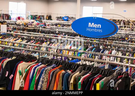 Più portabagagli in un negozio di abbigliamento Thrift (buona volontà) a Ludington, Michigan, Stati Uniti. Foto Stock