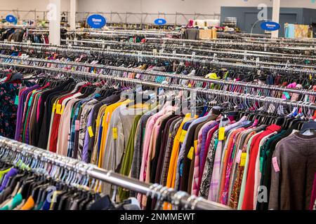 Più portabagagli in un negozio di abbigliamento Thrift (buona volontà) a Ludington, Michigan, Stati Uniti. Foto Stock