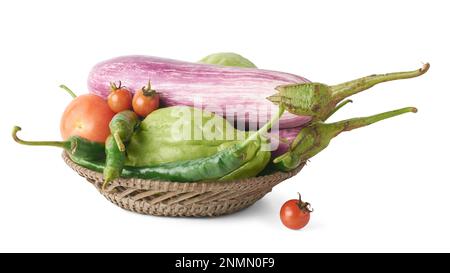 verdure biologiche varie su un cestino o contenitore, melanzane, pomodori, peperoncini verdi e chayote isolato su sfondo bianco Foto Stock