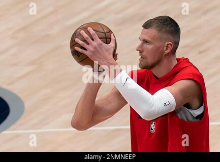 Washington, Stati Uniti. 24th Feb, 2023. WASHINGTON, DC - FEBBRAIO 24: Il centro di Washington Wizards Kristaps Porzingis (6) si scalda prima di una partita NBA tra i Washington Wizards e i New York Knicks, il 24 Febbraio 2023, alla Capital One Arena, a Washington, DC. (Foto di Tony Quinn/SipaUSA) Credit: Sipa USA/Alamy Live News Foto Stock