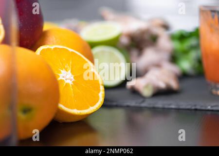 Spremitura del succo d'arancia con la centrifuga di agrumi sani sullo sfondo. L'assunzione di vitamine disintossica, dieta sana e concetto di vita. Foto Stock