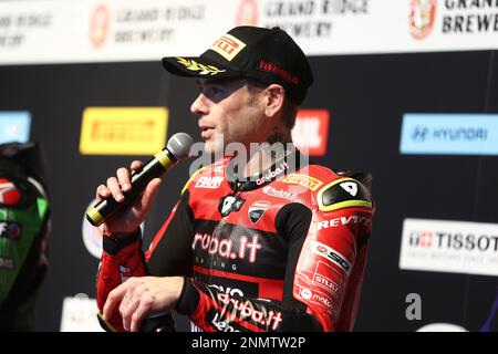 Victoria, Australia. 25th Feb, 2023. Alvaro Bautista (ESP) corse per Aruba.IT Racing - Ducati-parla con i tifosi al padock show durante il 2023° round australiano del Grand Ridge Round del Campionato Mondiale Motul FIM Superbike 2023 a Phillip Island, Australia, il 25 febbraio 2023 - Image Credit: brett keating/Alamy Live News Foto Stock