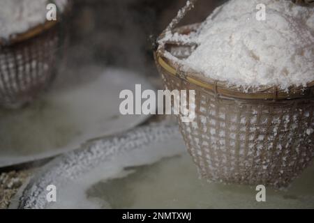bollire soluzione salina in padella è il modo tradizionale per fare sale di montagna roccia Foto Stock
