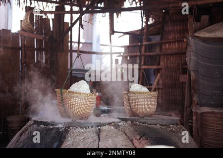 bollire soluzione salina in padella è il modo tradizionale per fare sale di montagna roccia Foto Stock