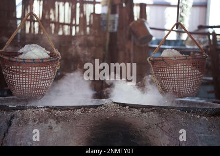 bollire soluzione salina in padella è il modo tradizionale per fare sale di montagna roccia Foto Stock