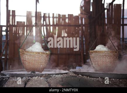 bollire soluzione salina in padella è il modo tradizionale per fare sale di montagna roccia Foto Stock