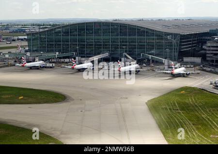 Heathrow, Regno Unito - 26 aprile 2022: Vista aerea del Terminal 5 dell'aeroporto di Heathrow con aerei British Airways in attesa di passeggeri nel pomeriggio di primavera. Foto Stock