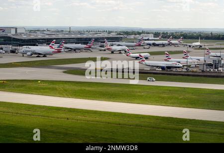 Heathrow, Regno Unito - 26 aprile 2022: Vista aerea del Terminal 5 dell'aeroporto di Heathrow in un pomeriggio di primavera soleggiato con aerei da American Airlines e da Britis Foto Stock