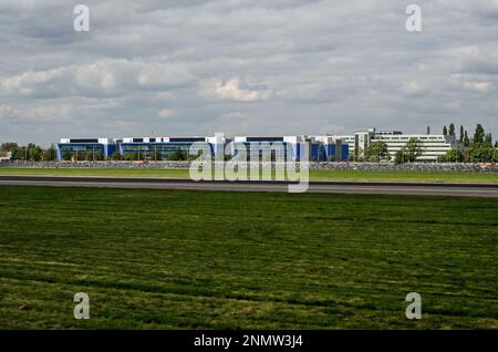 Heathrow, Regno Unito - 26 aprile 2022: Vista degli uffici del Compass Centre che ospitano la sede della Heathrow Airport Holdings nel London Borough of Foto Stock