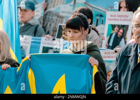 Istanbul, Turchia. 24th Feb, 2023. Una giovane donna detiene una bandiera Ucraina durante una manifestazione anti-guerra a Istanbul. I manifestanti si riuniscono nel centro di Istanbul, in Turchia, per celebrare il primo anniversario dell'invasione su vasta scala dell'Ucraina da parte della Russia. Dopo un anno di invasione della Russia, i combattimenti continuano. (Foto di Nicholas Muller/SOPA Images/Sipa USA) Credit: Sipa USA/Alamy Live News Foto Stock