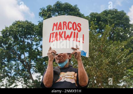 Città di Antipolo, Rizal, Filippine. 25th Feb, 2023. Gli attivisti filippini si riuniscono per commemorare il 37th° anniversario della People Power Revolution, che ha cacciato il defunto dittatore presidente Ferdinand Marcos Sr., al People Power Monument, a Quezon City, Metro Manila, Filippine, il 25 febbraio 2023. I manifestanti affrontano le persistenti sfide sociali del paese sotto l'amministrazione di Marcos Jr. Durante i primi otto mesi del ritorno dei Marcosi dopo 37 anni. Dopo 14 anni, le Filippine hanno un tasso di inflazione del 8,7%, un rapido aumento dei livelli di povertà e un peggioramento dello stato di disoccupazione Foto Stock