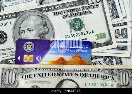 Cairo, Egitto, febbraio 11 2023: Meeza pagamento elettronico wireless e bancomat carta di Banque Misr o Egypt Bank utilizzato per le transazioni all'interno dell'Egitto su un pi Foto Stock