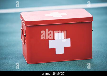 Kit di pronto soccorso, kit e attrezzature sanitarie per emergenza medica, kit di risposta e trattamento isolato su sfondo sfocato. Rosso, croce e medicina su un Foto Stock