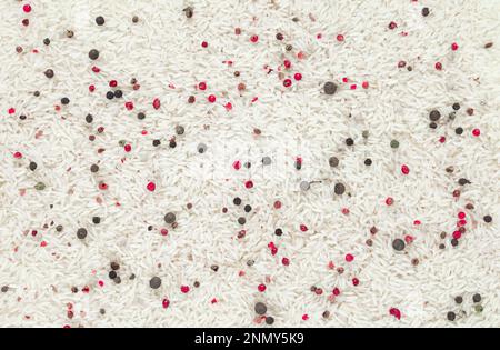 Cibo sfondo. Riso con l'aggiunta di peperoni multicolore con l'aggiunta di varie spezie. Foto Stock