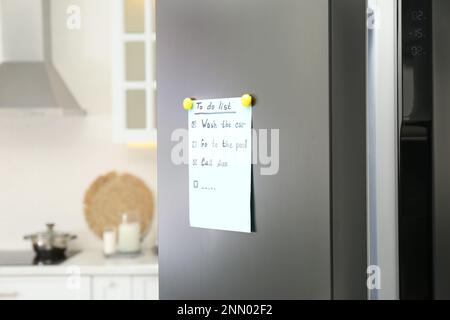 Elenco di cose da fare in frigorifero in cucina. Spazio per il testo Foto Stock