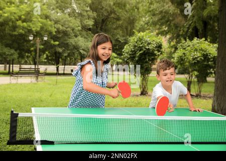 Bambini piccoli che giocano a ping pong nel parco Foto Stock