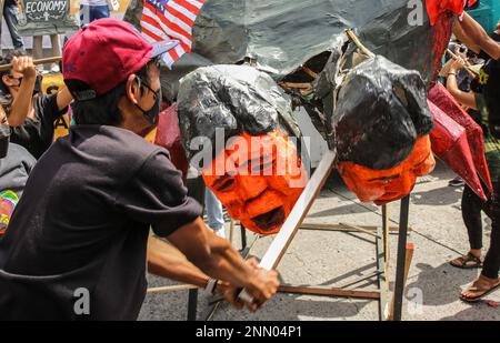 Quezon, Filippine. 25th Feb, 2023. I manifestanti distruggono un effigie raffigurante il presidente filippino Ferdinand Marcos Jr. E l'ex presidente Rodrigo Duterte durante il 37th° anniversario della Rivoluzione del potere popolare. I dimostranti protestano presso il monumento del potere popolare dell'EDSA per celebrare il 37th° anniversario della Rivoluzione del potere popolare. È anche il primo anniversario di potere della gente sotto l'amministrazione di Marcos Jr. Credit: SOPA Images Limited/Alamy Live News Foto Stock