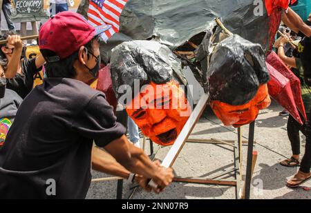 Quezon, Filippine. 25th Feb, 2023. I manifestanti distruggono un effigie raffigurante il presidente filippino Ferdinand Marcos Jr. E l'ex presidente Rodrigo Duterte durante il 37th° anniversario della Rivoluzione del potere popolare. I dimostranti protestano presso il monumento del potere popolare dell'EDSA per celebrare il 37th° anniversario della Rivoluzione del potere popolare. È anche il primo anniversario di potere della gente sotto l'amministrazione di Marcos Jr. (Foto di Earvin Perias/SOPA Images/Sipa USA) Credit: Sipa USA/Alamy Live News Foto Stock