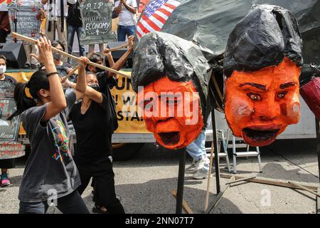 Quezon, Filippine. 25th Feb, 2023. I manifestanti distruggono un effigie raffigurante il presidente filippino Ferdinand Marcos Jr. E l'ex presidente Rodrigo Duterte durante il 37th° anniversario della Rivoluzione del potere popolare. I dimostranti protestano presso il monumento del potere popolare dell'EDSA per celebrare il 37th° anniversario della Rivoluzione del potere popolare. È anche il primo anniversario di potere della gente sotto l'amministrazione di Marcos Jr. (Foto di Earvin Perias/SOPA Images/Sipa USA) Credit: Sipa USA/Alamy Live News Foto Stock