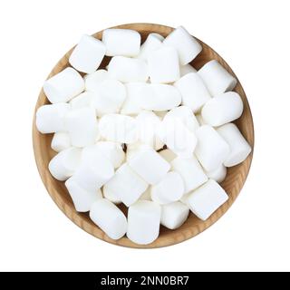 Deliziosi marshmallows puffy in ciotola di legno su sfondo bianco, vista dall'alto Foto Stock