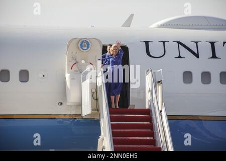 Nairobi, Kenya. 24th Feb, 2023. US First Lady Jill Biden uscire dalla Executive One Foxtrot al suo arrivo all'aeroporto internazionale Jomo Kenyatta (JKIA) a Nairobi. Credit: SOPA Images Limited/Alamy Live News Foto Stock