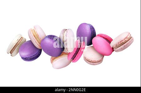 Dolci e deliziosi macaron che volano su sfondo bianco Foto Stock