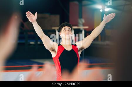 Ginnastica, performance e celebrazione dell'uomo in stadio dopo stunt per la salute e il benessere. Sport, esercizio fisico, allenamento o ginnastica Foto Stock