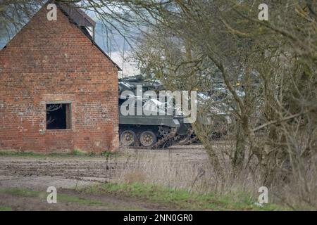 Una fila di veicoli da combattimento FV510 Warrior Warrior pronti per l'azione militare, Wiltshire UK Foto Stock