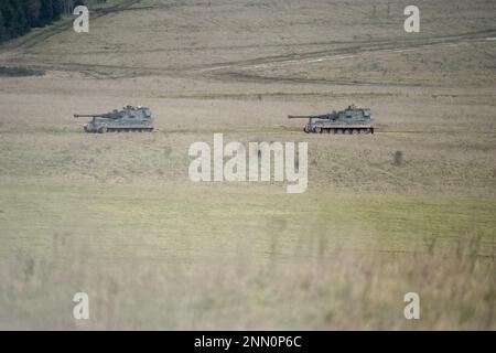 Due militari britannici AS90 (AS-90 Braveheart Gun Equipment 155mm L131) blindati semoventi obici su un esercizio militare, Wiltshire UK Foto Stock