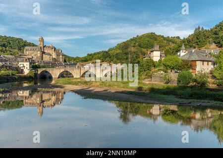 Il villaggio di Estaing con il suo castello tra i più bei villaggi di Francia. Occitanie, Aveyron, Rodez. Foto Stock