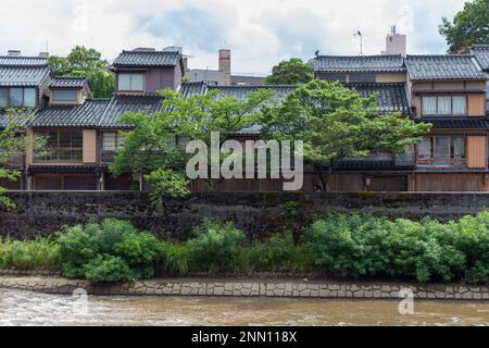 Case lungo il fiume Asanogawa a Kanazawa, Ishikawa, Giappone. Foto Stock