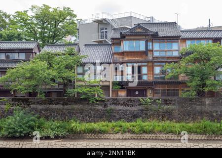 Case lungo il fiume Asanogawa a Kanazawa, Ishikawa, Giappone. Foto Stock