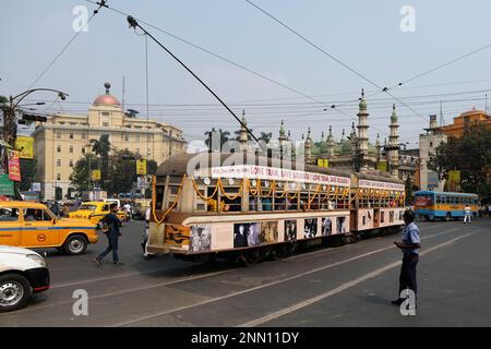 Kolkata, India. 24th Feb, 2023. Un tram decorato attraversa il trafficato traffico cittadino. Varie organizzazioni di amanti del tram celebrano i 150 anni di servizi di tram a Kolkata, in India. Il tema principale del programma è preservare i servizi di tram storici e promuovere la mobilità verde, i servizi di trasporto senza inquinamento. Secondo il sito web della West Bengala Transport Corporation (WBTC), il primo tram, un'auto trainata da cavalli, è stato messo in pista il 24th febbraio 1873. Il servizio di tram è al limite dell'estinzione a causa di vari progetti di metropolitana e di moderne vie di traffico in città. Attualmente, su 30 linee del tram, il Foto Stock