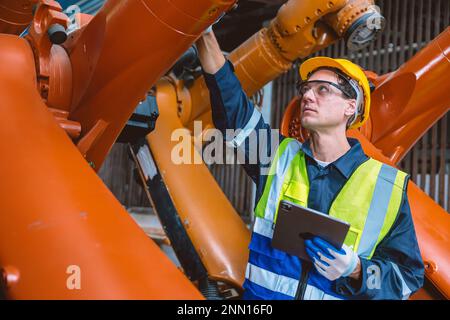 Automation Engineer Service Programming Robotica Arm. Nuova era concetto di industria di produzione automatica di macchine moderne. Foto Stock