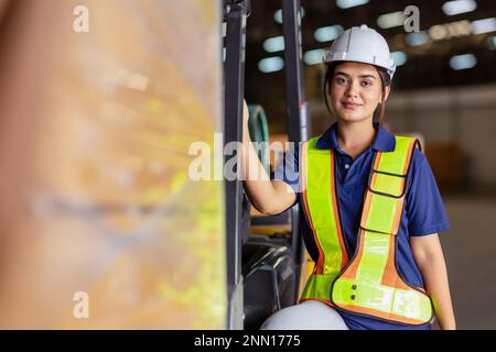 Donna indiana assistente tecnico supervisore in tuta di sicurezza lavoro in fabbrica magazzino Foto Stock