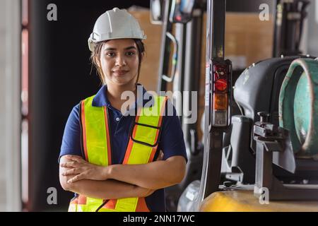 Donna indiana assistente tecnico supervisore in tuta di sicurezza lavoro in fabbrica magazzino Foto Stock