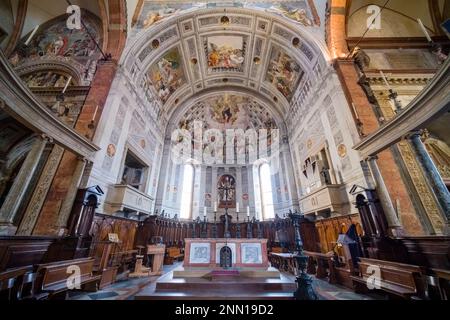 Altare, arredi interni e soffitti dipinti con arte all'interno del Duomo di Verona. Foto Stock