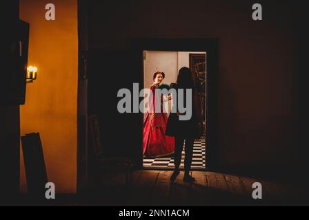 ELSINORE, DANIMARCA – 3 AGOSTO 2018: Attrice vestita per recitare nel castello di Kronborg a Elsinore, Danimarca. Foto Stock