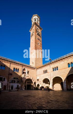 La Torre dei Lamberti, torre alta 84 m a Verona, vista dal cortile del mercato Vecchio. Foto Stock