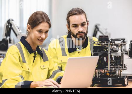 Il team di ingegneri elettronici lavora con il robot IOT che verifica il codice sorgente e il sistema di IA del programma. Automation computer Science Research Laboratory con Specia Foto Stock