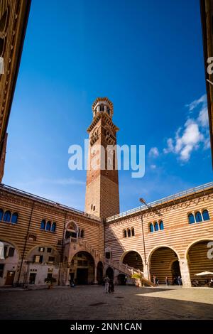 La Torre dei Lamberti, torre alta 84 m a Verona, vista dal cortile del mercato Vecchio. Foto Stock