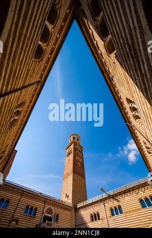 La Torre dei Lamberti, torre alta 84 m a Verona, vista dal cortile del mercato Vecchio. Foto Stock