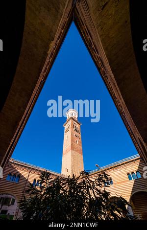 La Torre dei Lamberti, torre alta 84 m a Verona, vista dal cortile del mercato Vecchio. Foto Stock