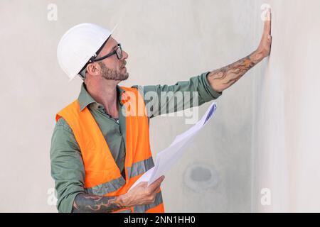ritratto costruttore ingegnere ingegnere professionista architetto caposquadra lavoratore in cantiere, controllo drywall finito lavoro Foto Stock