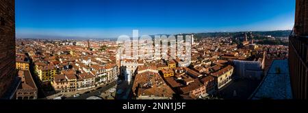 Vista panoramica aerea sui tetti del centro storico di Verona, vista dalla Torre dei Lamberti. Foto Stock