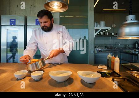 Lo chef Diogo Rocha prepara i piatti al ristorante stella Michelin Mesa de Lemos a Silgueiros, Viseu, Portogallo, Europa Foto Stock