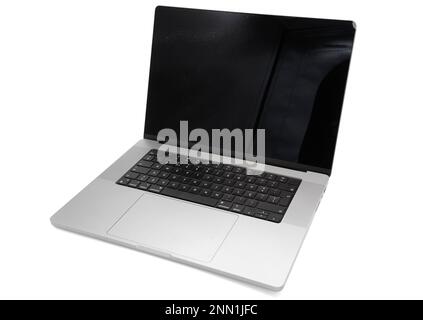 MacBook Pro da 16 pollici ritagliato isolato su sfondo bianco Foto Stock