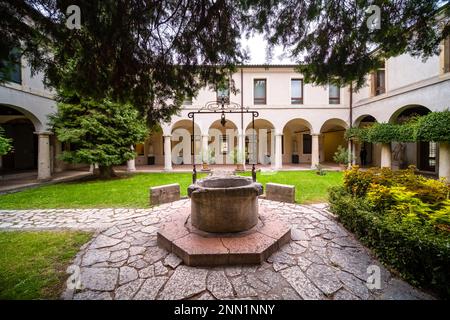 Cortile interno di Tomba di Giulietta a Verona, meta di pellegrinaggio per gli amanti. Foto Stock